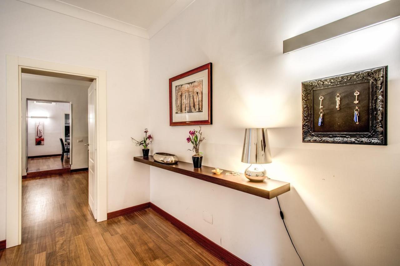 Bernini Near The Trevi Fountain - 4 Bedroom Lägenhet